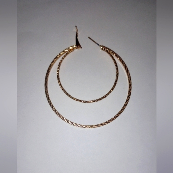 Textured hoop earrings - Picture 2 of 3